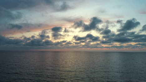 Dron-Volando-Hacia-Atrás-Sobre-El-Mar-Después-Del-Atardecer