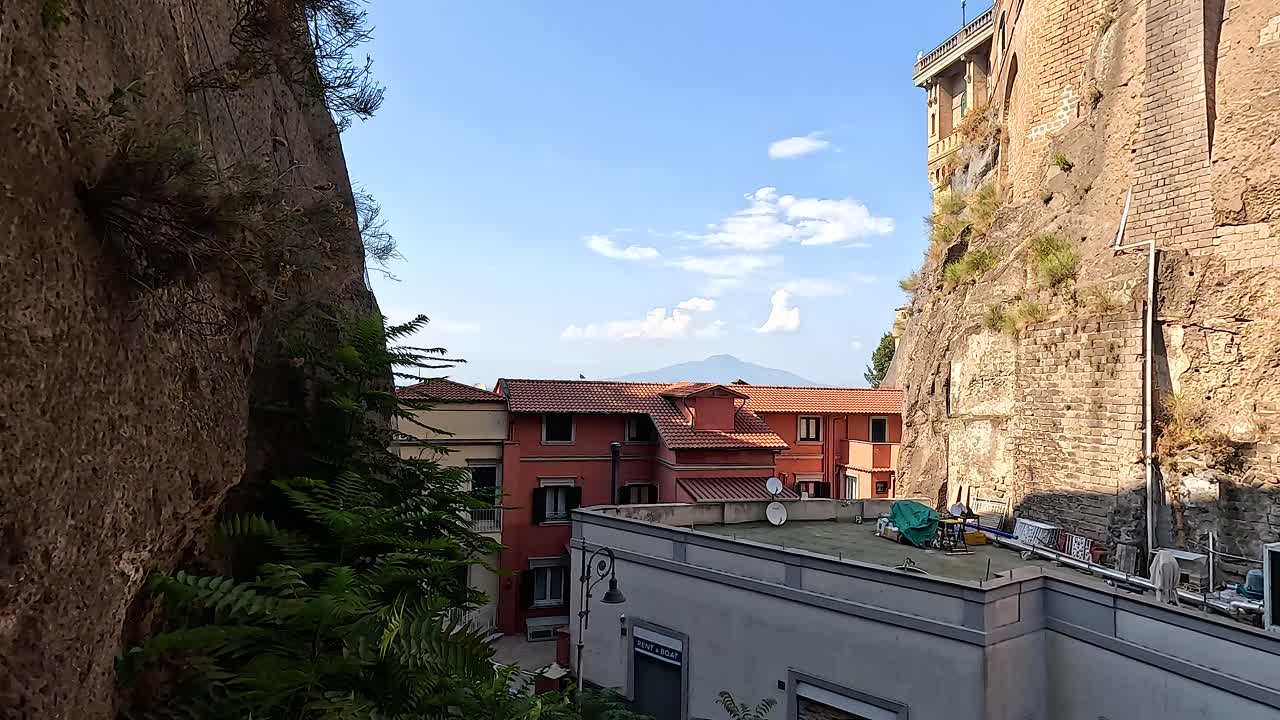 이탈리아 나폴리의 소렌토에 있는 절벽과 건물