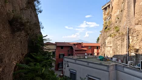 acantilados y edificios en sorrento, nápoles, italia