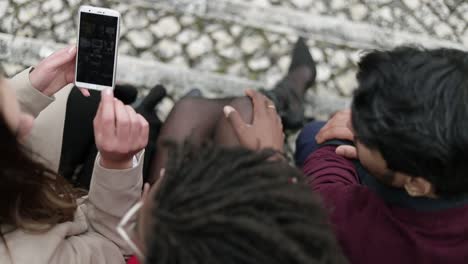 Draufsicht-Auf-Junge-Leute-Draußen,-Mädchen-Zeigt-Fotos-Am-Telefon