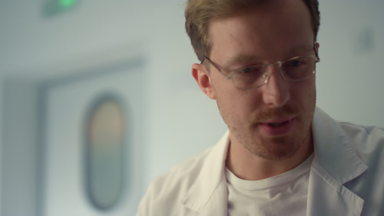 의사가 약을 처방하는 환자 병원 클로즈업. 의사가 알약을 들고