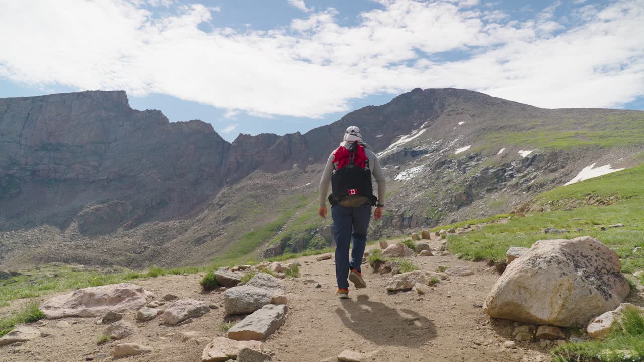 excursionista caminando hacia la cumbre del monte bierstadt, colorado