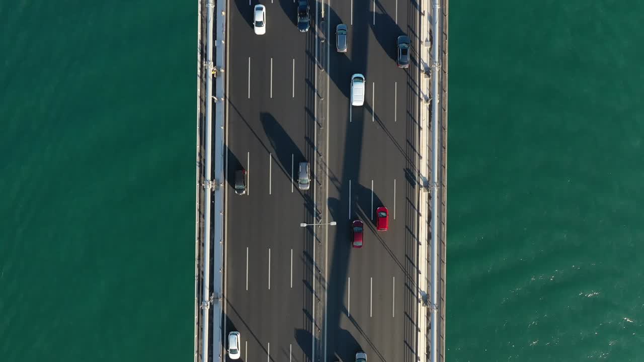보스포루스의 다리 을 가로지르는 비어있는 항해 선박의 공중 하이퍼 스 - 이스탄불 보스포르스의 파티흐 술탄 메흐메트 다리의 드론 은 해가 뜨면 스 비디오 이스탄불, 이스탄불 지방, 마르마라, 터키 - 중동, 파티히 술탄 메이흐메트 b