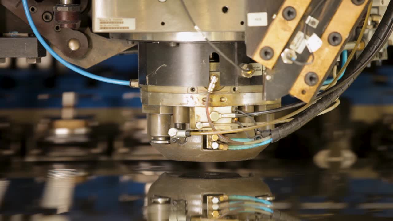 금속 부품과 수압 시스템을 가진 산업 기계 부품의 클로즈업