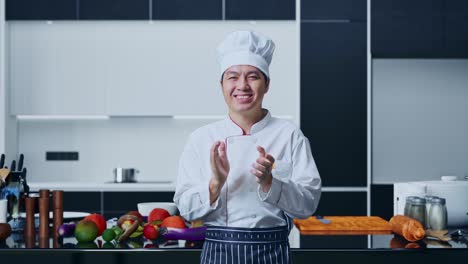 el chef feliz aplaudiendo