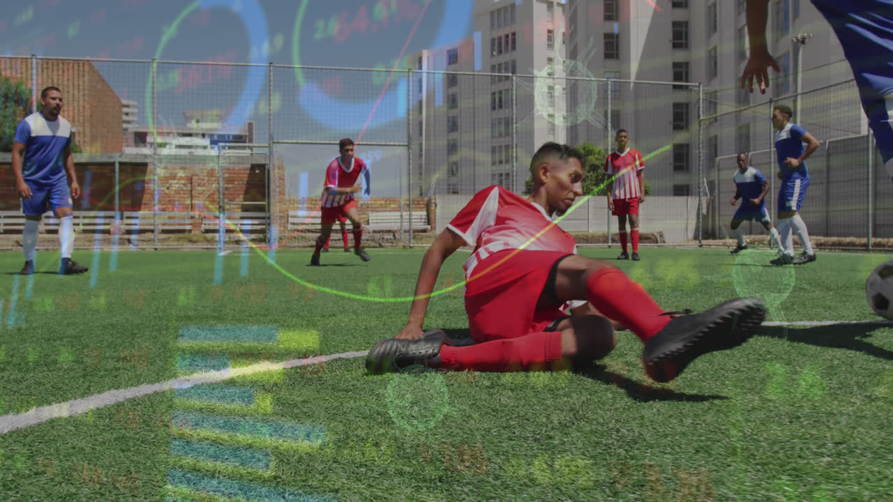 animación de la interfaz de procesamiento de datos sobre diversos futbolistas masculinos jugando en el campo