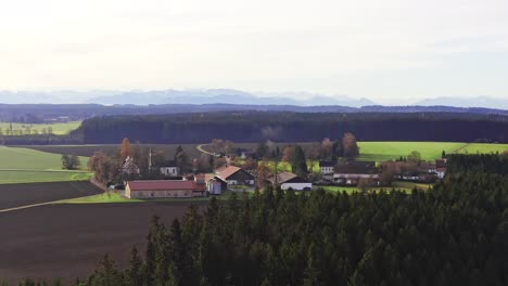 Vida-Idílica-En-Un-Pequeño-Pueblo-Con-Las-Montañas-De-Los-Alpes-Al-Fondo