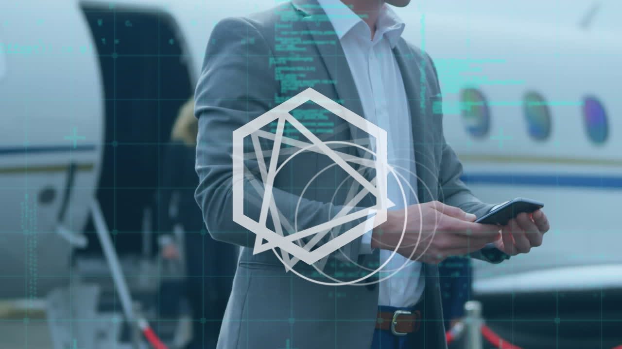 animación de formas giratorias y procesamiento de datos, sobre un hombre de negocios que usa un teléfono inteligente junto al avión