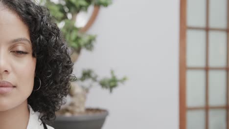 retrato de una doctora biracial con una sonrisa, espacio de copia, cámara lenta