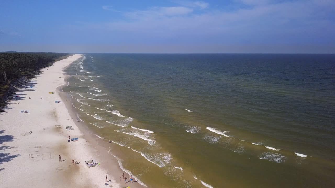 imágenes de drones de una playa de arena, día soleado de verano, mar báltico, polonia, lubiatowo