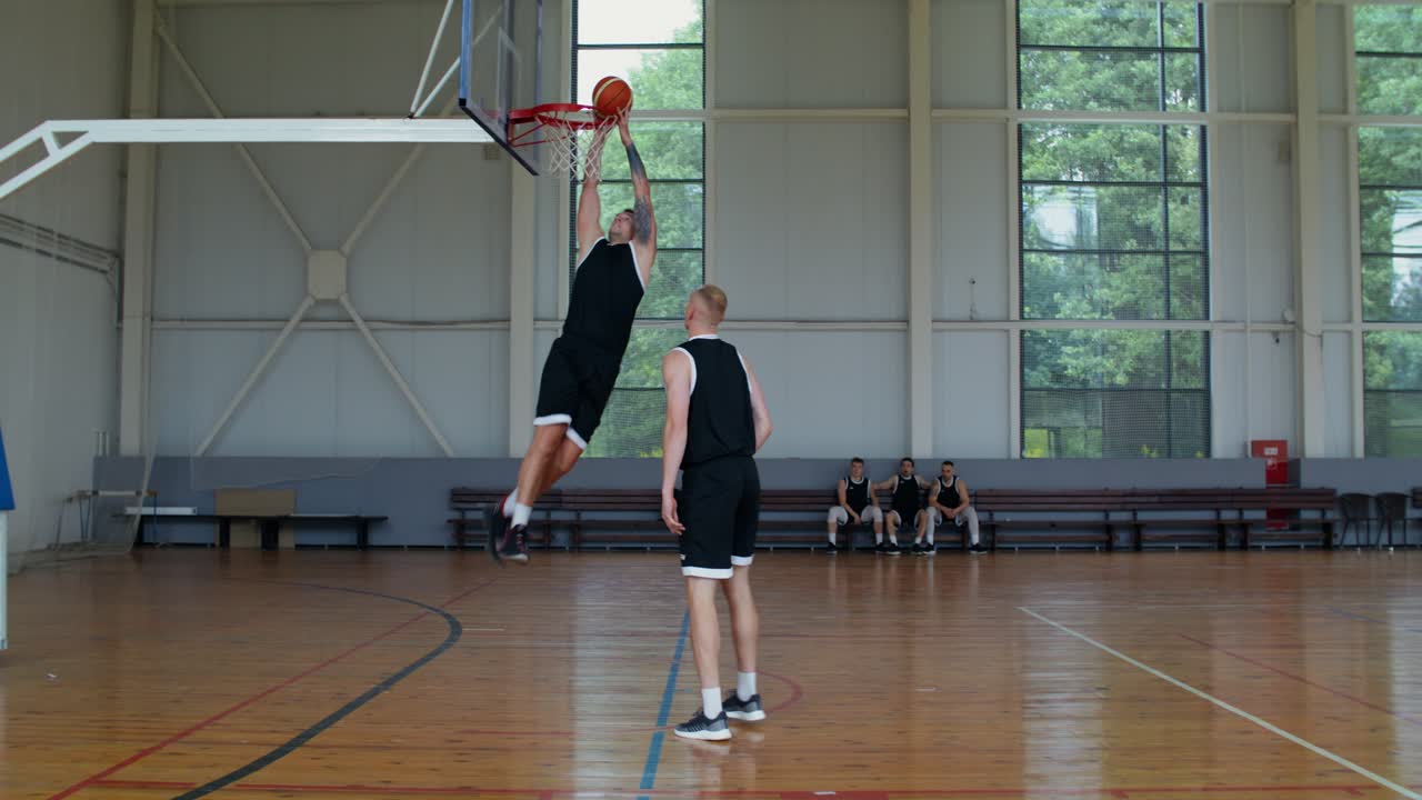 Giocatori di basket che si allenano in palestra