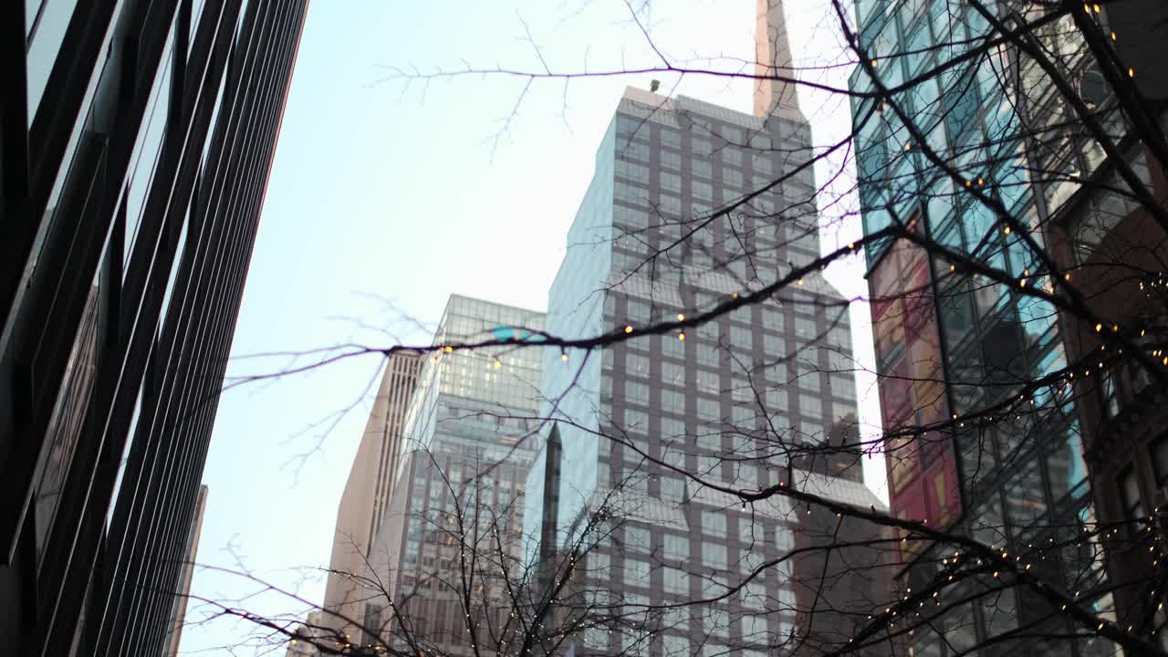 gran edificio en nueva york con árboles en la calle en un día soleado