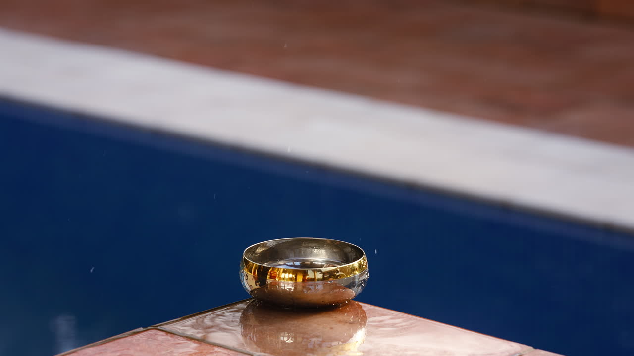 當水滴撞到一個充滿水的金色腸道的表面時,水會噴出