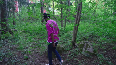 hombre indio con turbante negro caminando sobre la selva tropical