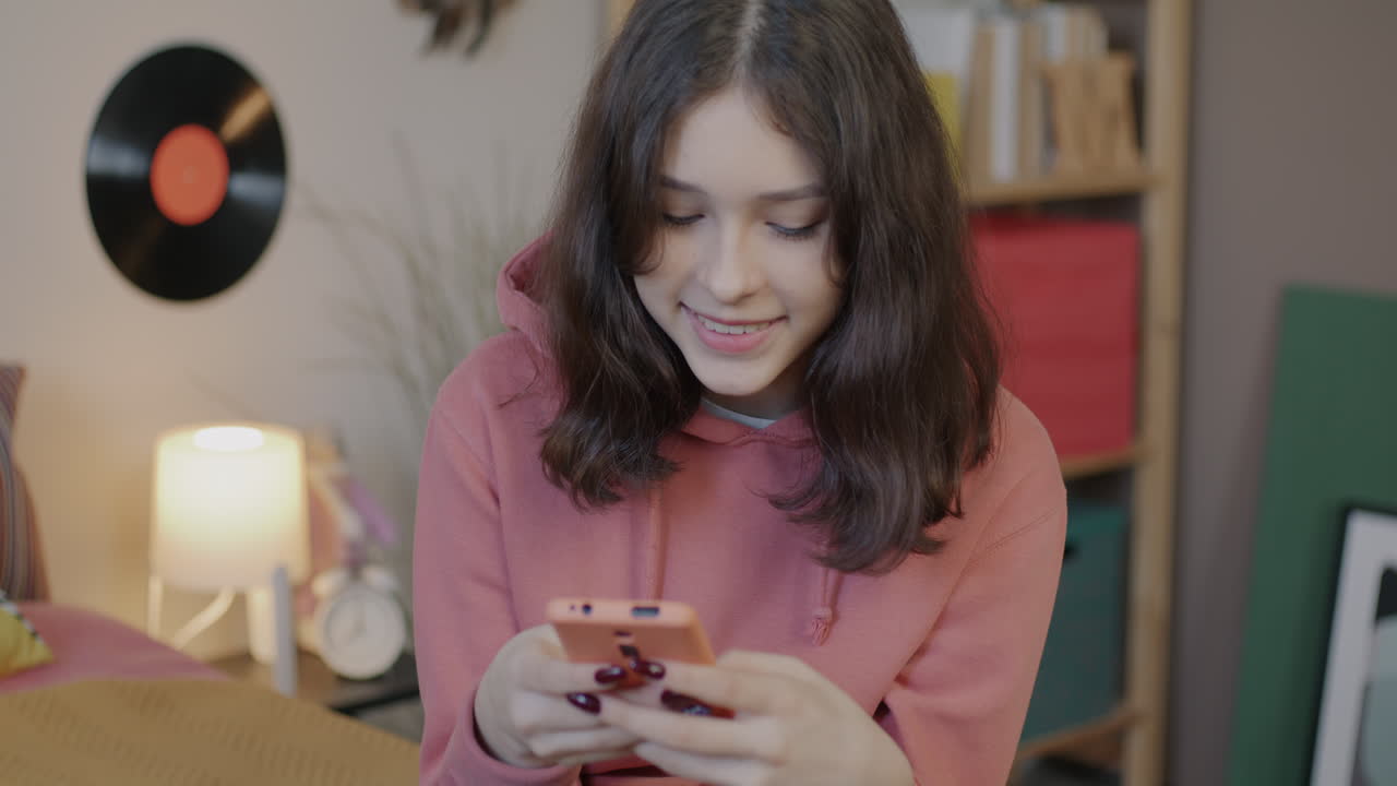 una adolescente usando un teléfono inteligente