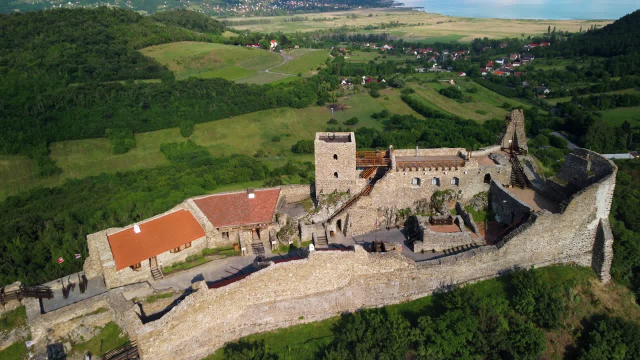 el hermoso castillo de szigliget en el lago balaton, hungría