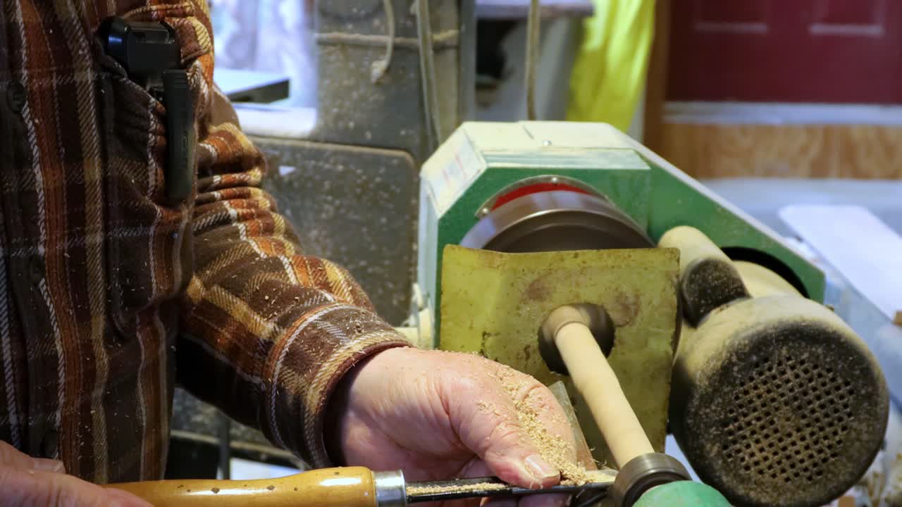 fabricación de varilla de espiga de madera en torno de madera giratorio con vista de cincel desde el material final