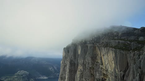 Zeitrafferaufnahmen-Kanzelfelsen-Preikestolen-Wunderschöne-Natur-Norwegen