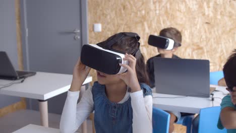 Niños-Poniéndose-Gafas-Vr-En-Clase-De-Informática