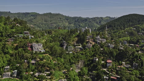 Ella-Sri-Lanka-Vuelo-Aéreo-Con-Drones-V24-Pintoresca-Ciudad-En-Una-Zona-Montañosa-Que-Captura-Hoteles-Turísticos-En-Las-Laderas,-Un-Refugio-Tranquilo-Rodeado-De-Naturaleza-Y-Paisaje-Montañoso---Filmado-Con-Cine-Mavic-3---Abril-De-2023