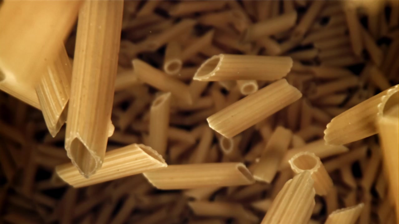 Penne secche che cadono al rallentatore