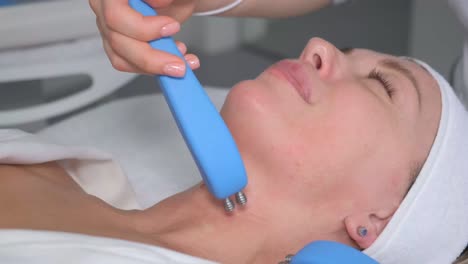 mujer que se somete a un tratamiento facial