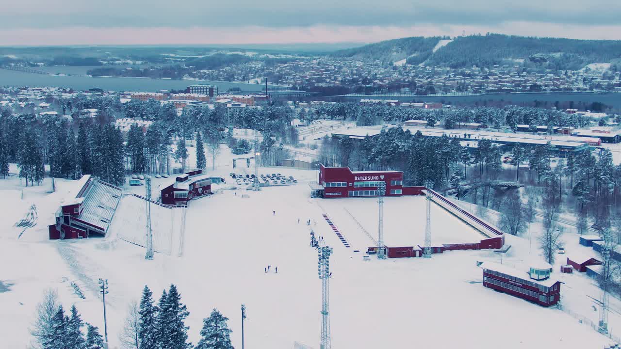 amplia antena en órbita de östersund skidstadion y horizonte en un día frío
