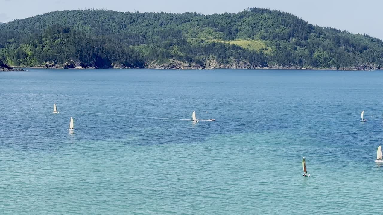 카타르마란 (catarmarans) 은 오스트레일리아 즐랜드 (queensland) 에 있는 화이트샌데이 (whitsundays) 열대 섬에 있는 아쿠아 워터 (aqua water wide) 에 있다.