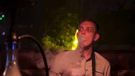 hombre fumando narguile