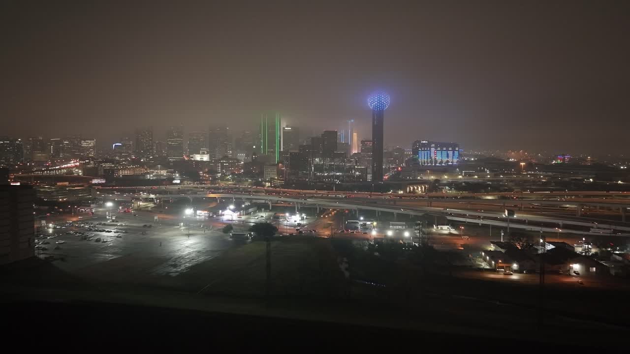 el horizonte de dallas, texas por la noche con tiempo de niebla y video de drones moviéndose de cerca