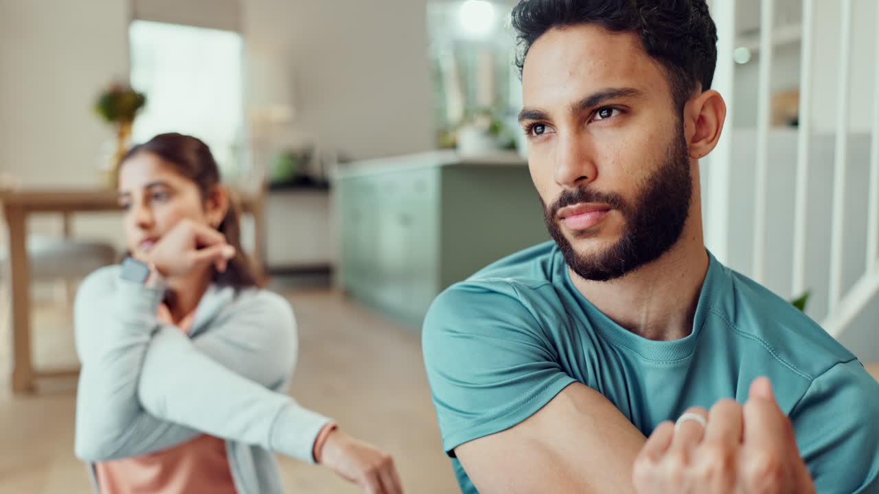pareja estirándose en casa