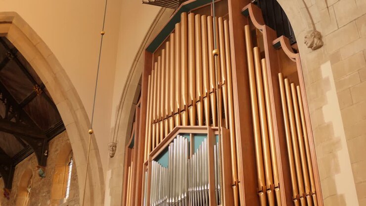 Primo piano di un grande organo a canne all'interno della Cattedrale di Bradford, nel West Yorkshire, Inghilterra. Angolazione bassa, inquadratura dall'alto verso il basso.