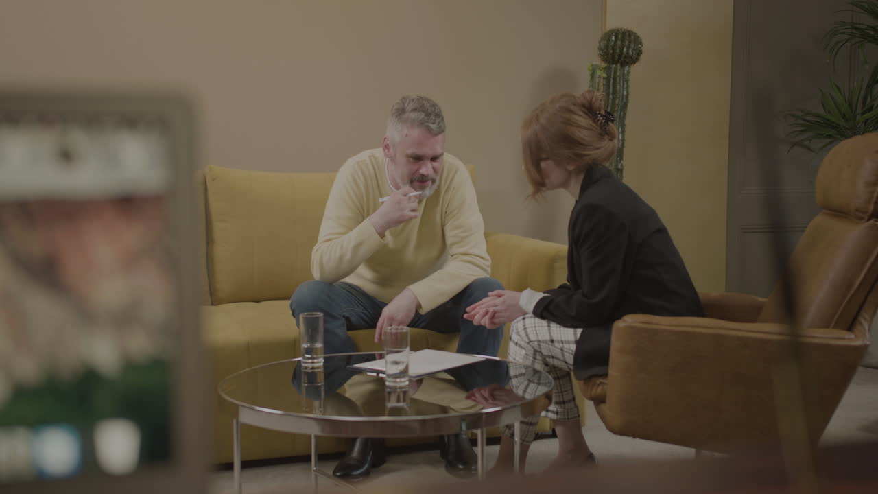 мужчина, посещающий психолога.