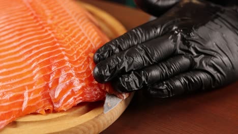 preparing salmon sashimi