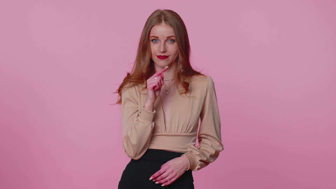 la mujer presiona el dedo índice a los labios hace silencio gesto señal no dice secreto, shh estar callado