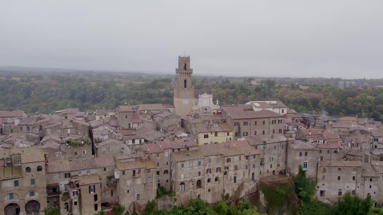 Veduta aerea dello splendido borgo di Pitigliano con torre e chiesa, Italia
