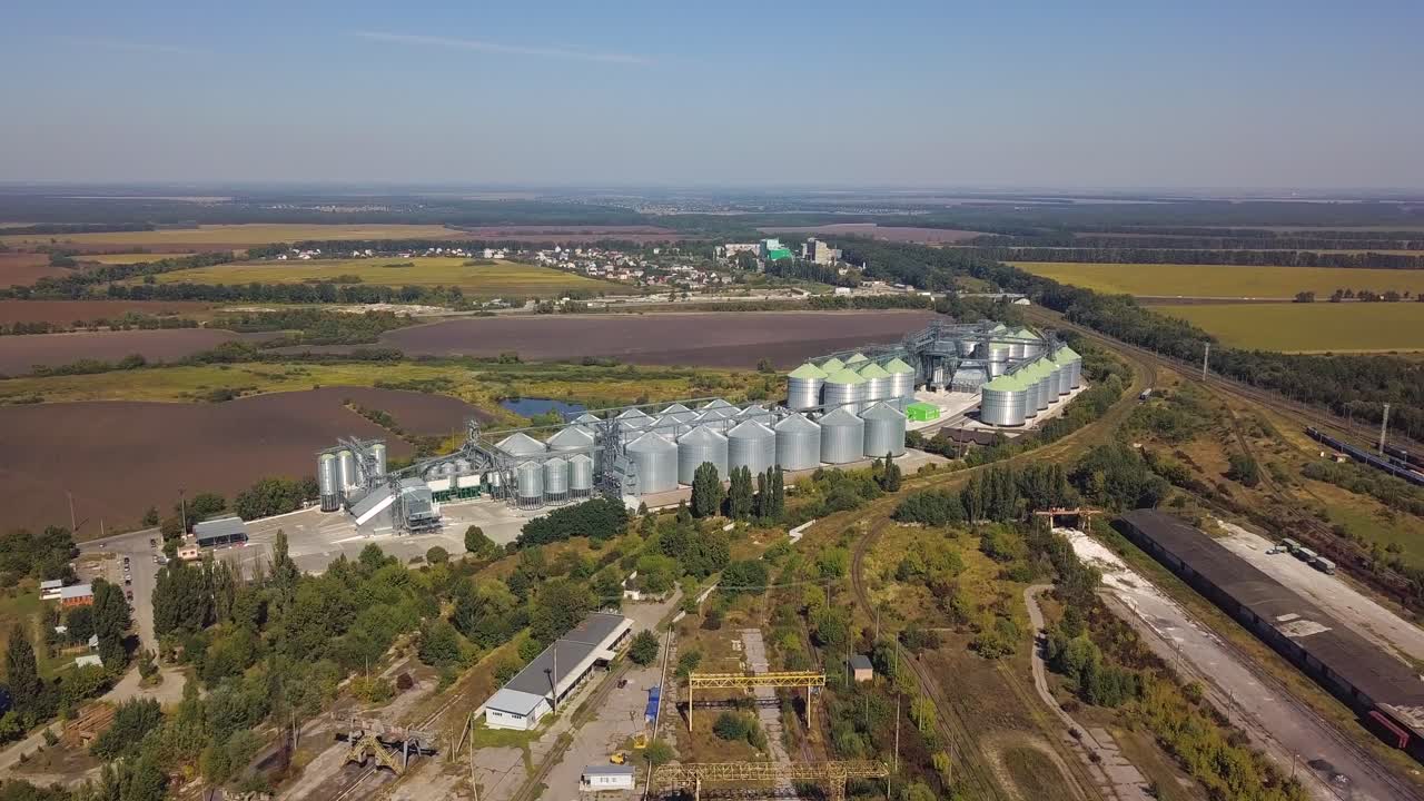 vista aérea de tierras agrícolas y silos de granos 14