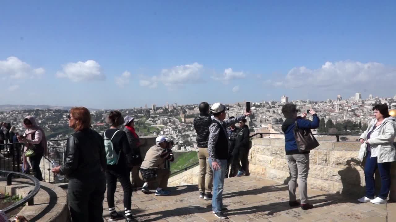 turistas disfrutando de la vista de jerusalén desde el monte del templo