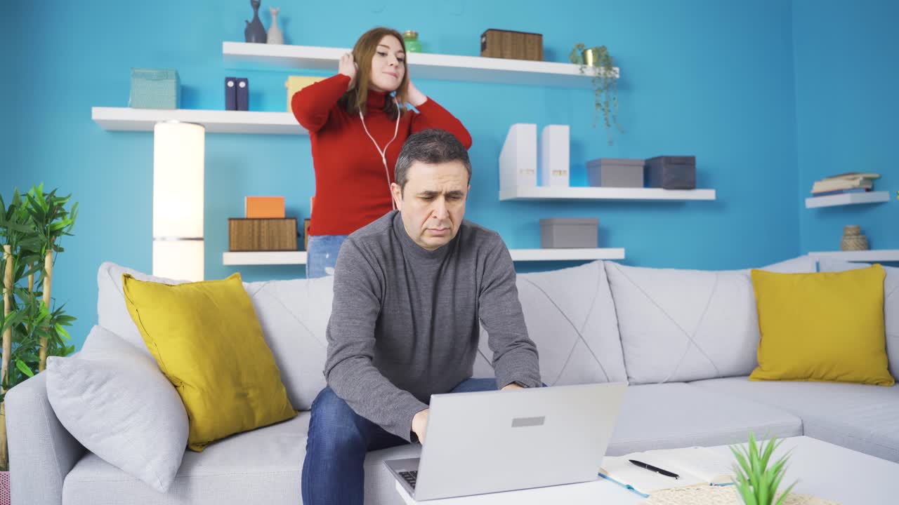 la niña sorprende a su padre.