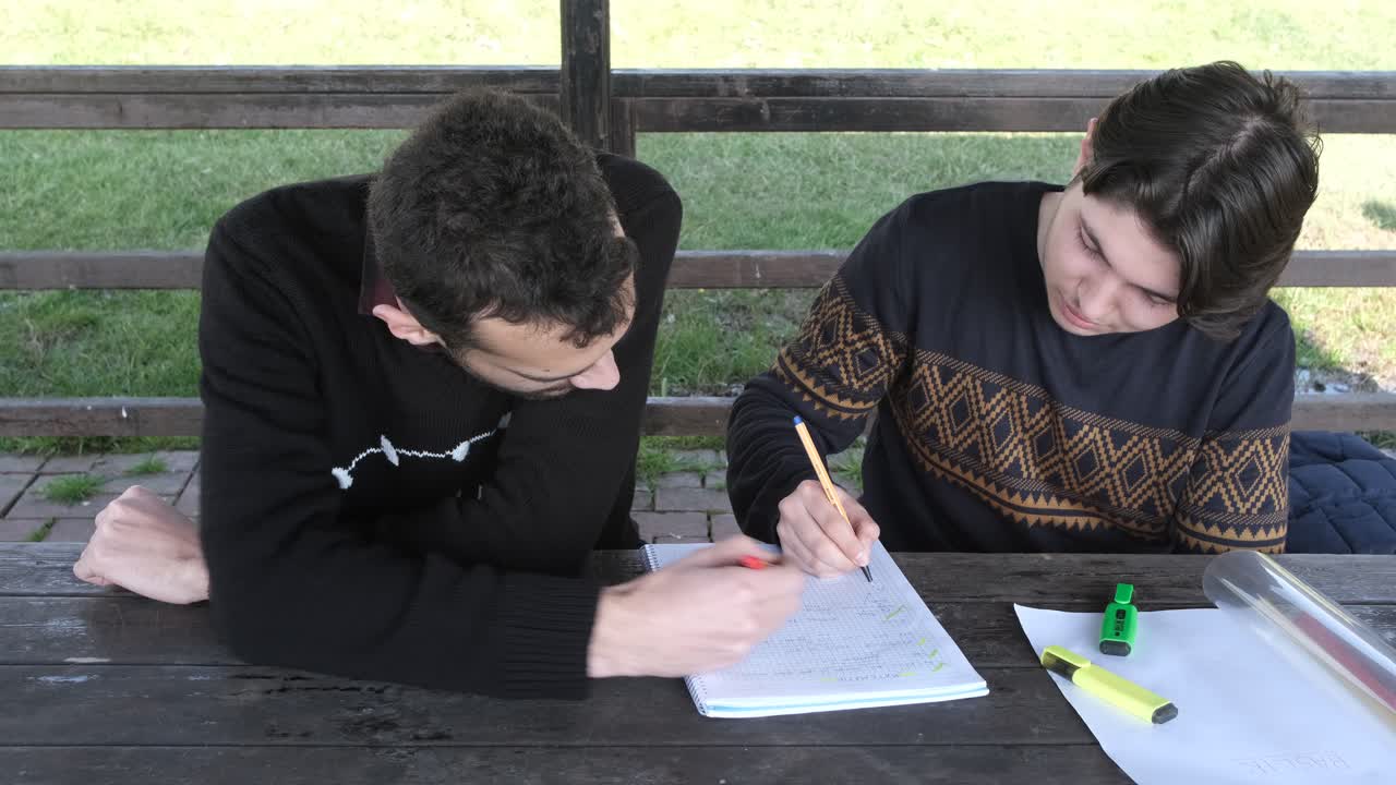 벤치에서 워크시트를 하는 남자들