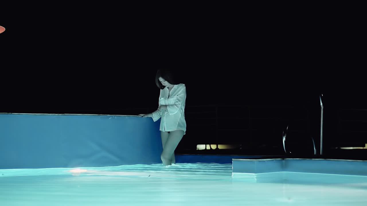 어린 임신한 소녀가 수영장에 들어갑니다. 1