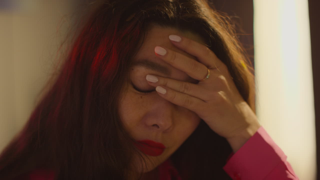 primer plano de una mujer confundida despertando en el sofá después de beber alcohol en una fiesta de casa sufriendo de resaca