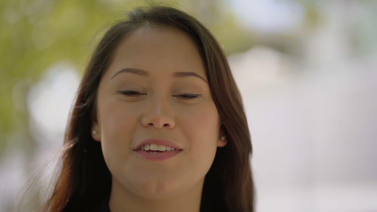 비디오 채팅 중 카메라에 대화하는 소녀