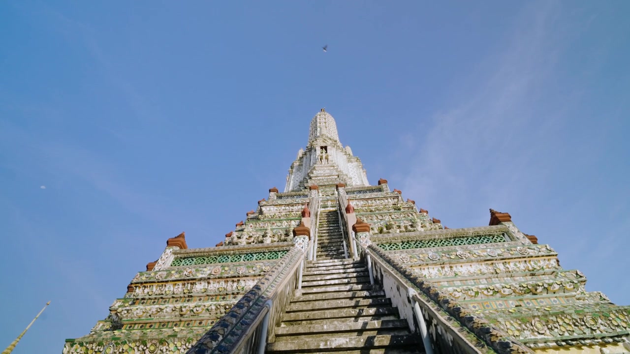 Guglia centrale (Prang) del Wat Arun a Bangkok, Thailandia. Ripresa dal basso.