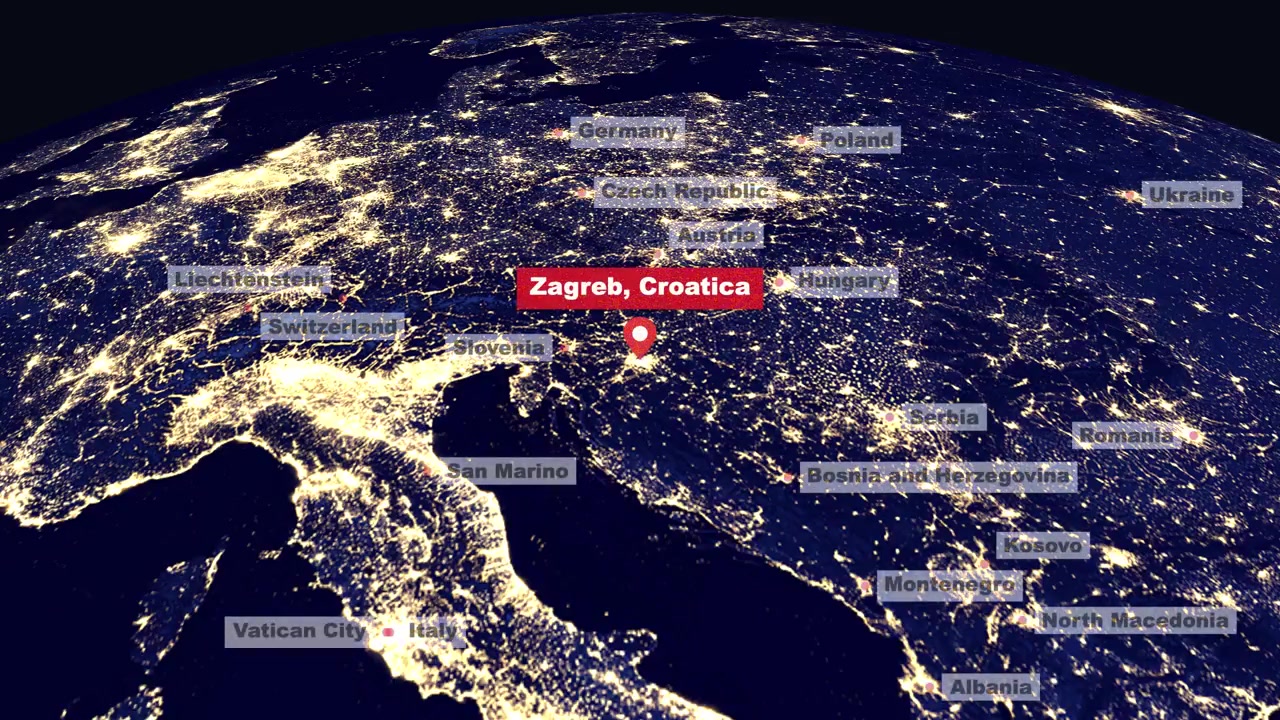 Un'animazione digitale zooma dallo spazio profondo verso le luci illuminate di una città europea di notte con etichette.