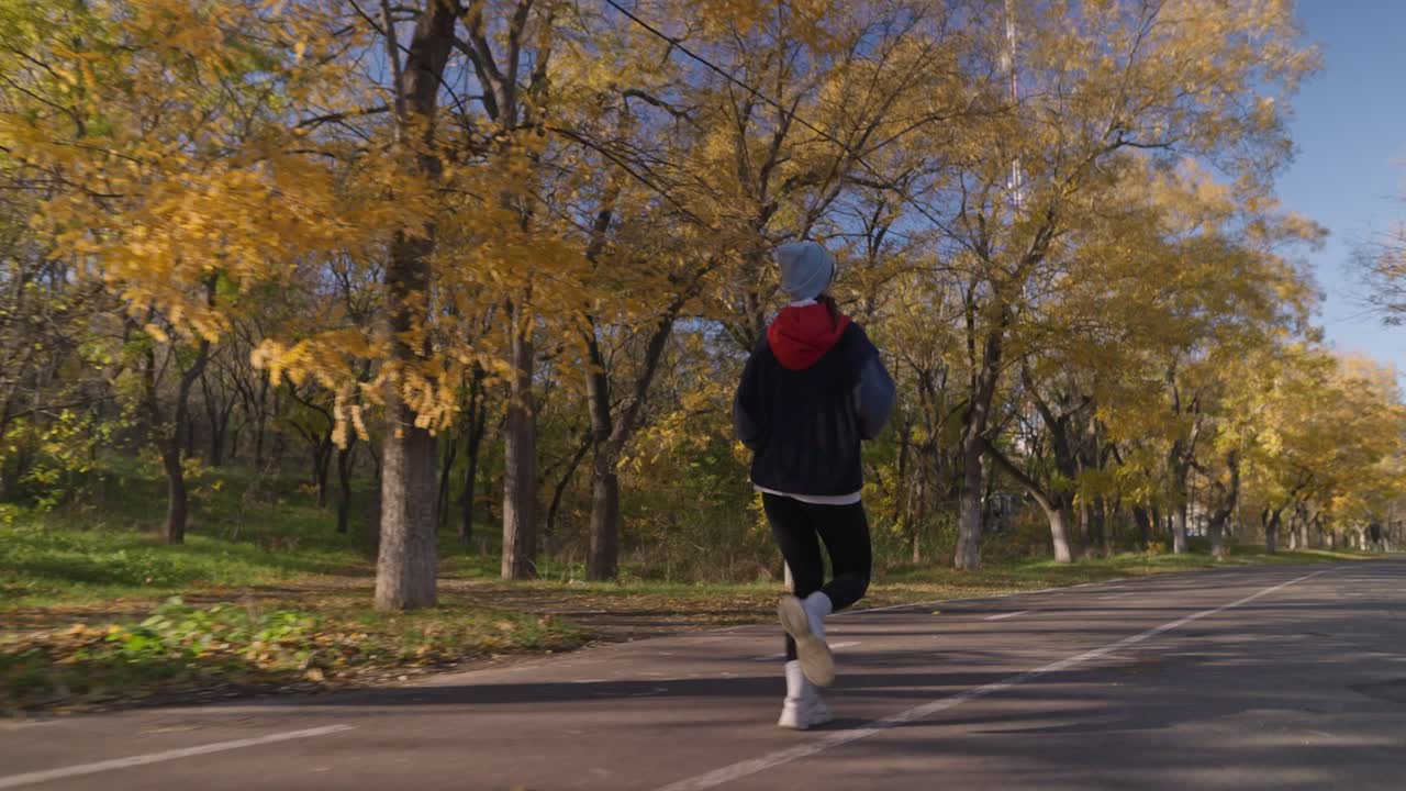 wanita berlari di taman musim gugur