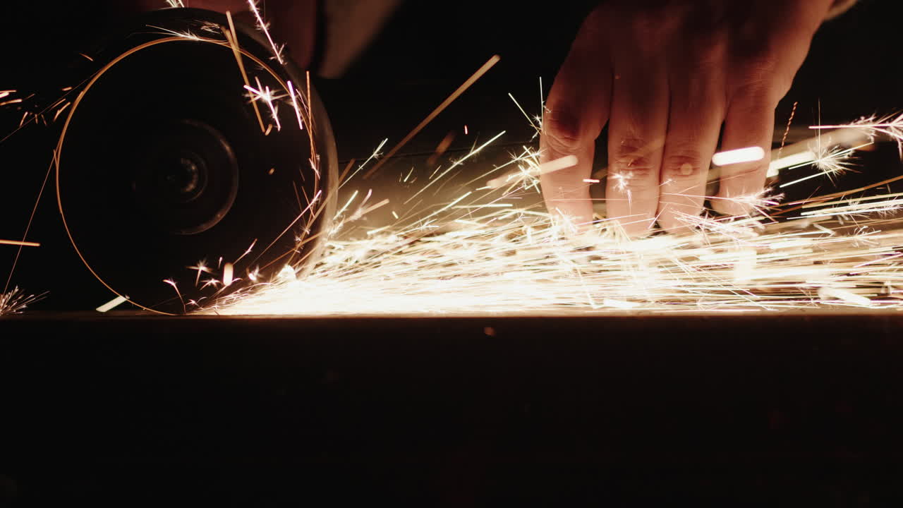 сварщик сваривает на заводе 6