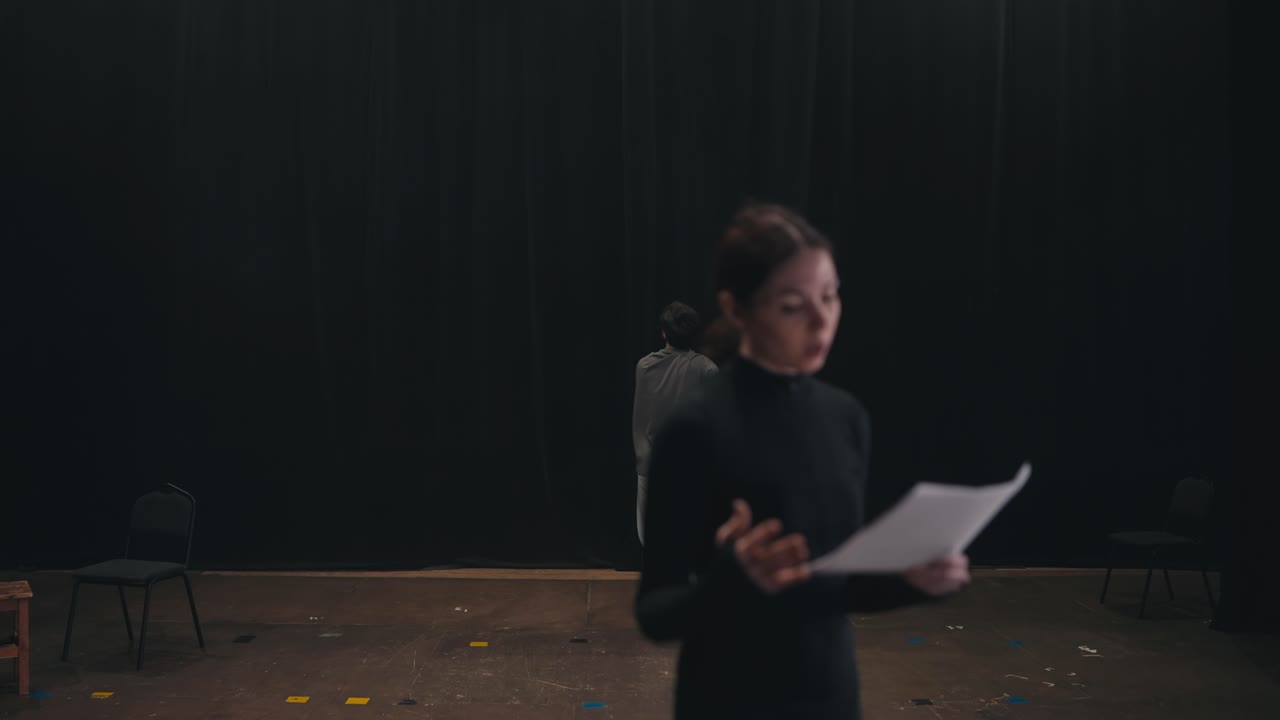 preparación final para la actuación antes del comienzo de la actuación en el teatro