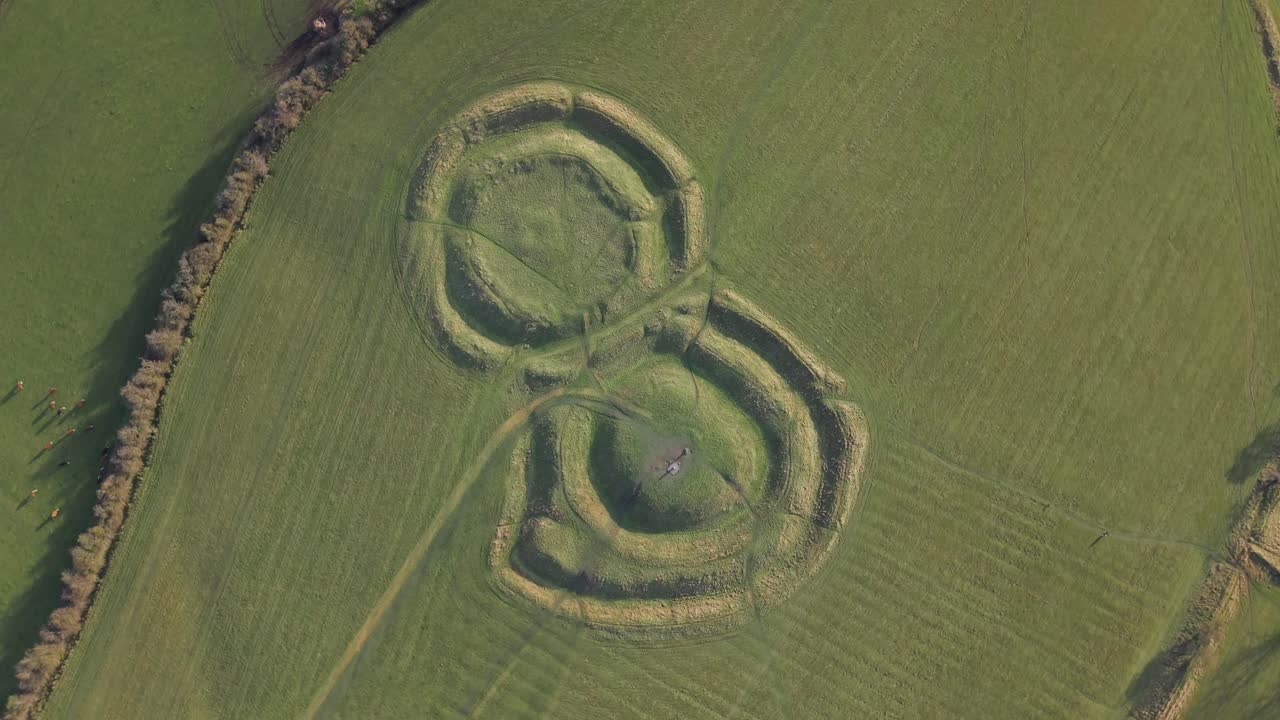 хребет тары с памятником камня судьбы в дневное время в ирландии.