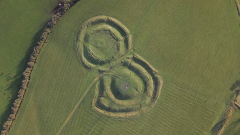 colina de tara con el monumento de la piedra del destino durante el día en irlanda.